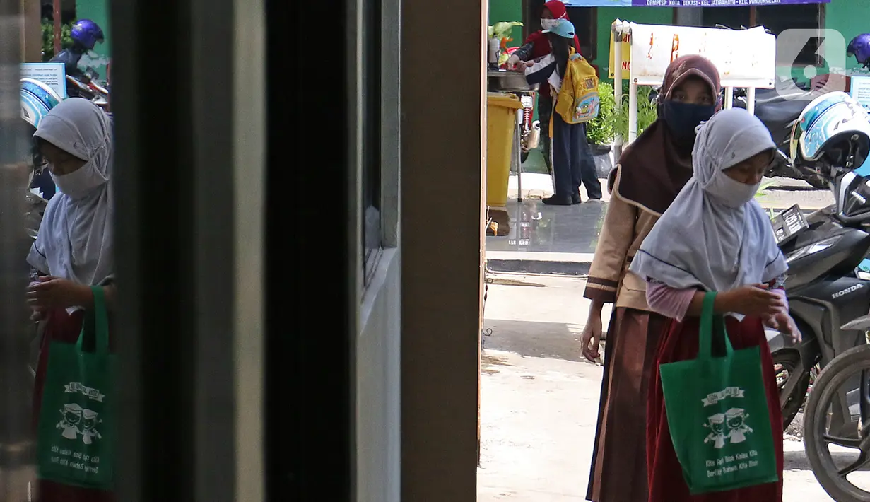 Sejumlah siswa tiba untuk belajar di Aula Kelurahan Jatirahayu, Bekasi, Jawa Barat, Rabu (29/7/2020). Pemerintah Kota Bekasi melalui Kelurahan Jatirahayu menyediakan fasilitas wifi gratis bagi siswa yang terkendala kuota internet dalam kegiatan belajar secara daring. (Liputan6.com/Herman Zakharia)