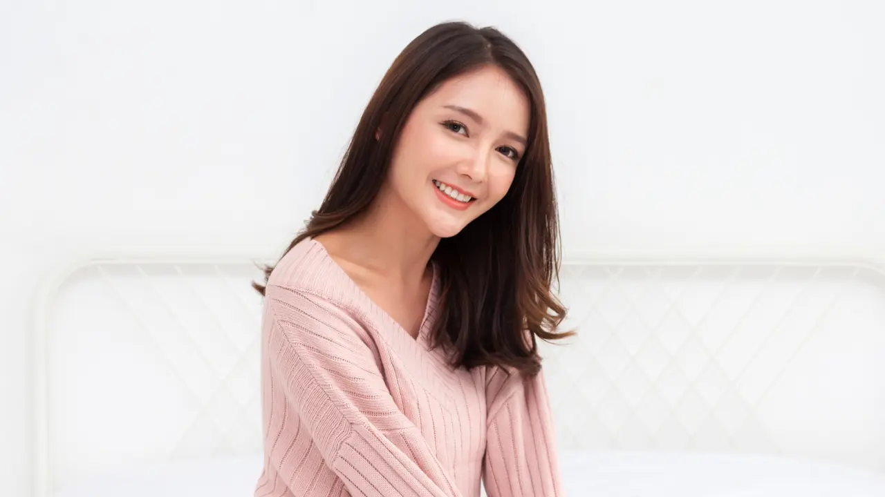 perempuan dan desember sweater pink