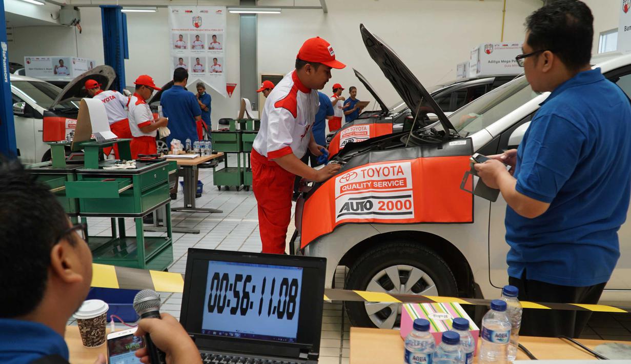 Sejumlah peserta menjalani tes perbaikan mobil dalam  kontes mekanik di Sunter, Jakarta Utara, Sabtu (12/1). Yayasan Dharma Bhakti Astra (YDBA) menggelar Kontes Mekanik UKM Bengkel Mitra YDBA. (Liputan6.com/HO/Eko)