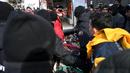 Petugas penyelamat menyelamatkan seorang pria yang terluka melalui reruntuhan bangunan di kahramanmaras, setelah gempa berkekuatan 7,8 skala Richter menghantam bagian tenggara negara itu, Selasa (7/2/2023). Jumlah korban tewas gabungan telah meningkat menjadi lebih dari 5.000 orang di Turki dan Suriah setelah gempa terkuat di wilayah tersebut dalam hampir satu abad terakhir. (OZAN KOSE/AFP)