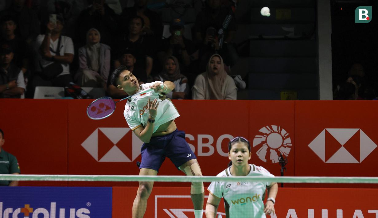 Jafar Hidayatullah melakukan pukulan kencang saat bertanding pada babak 32 besar Indonesia Masters 2026 melawan wakil Denmark di Istora Senayan, Jakarta, Rabu (21/1/2026) siang. (Bola.com/Abdul Aziz)