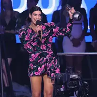 Penyanyi cantik asal Inggris Dua Lipa saat meraih Penghargaan Best Pop selama MTV Europe Music Awards 2018  di Bilbao, Spanyol (4/11).  (AP Photo/Stuart Wilson)