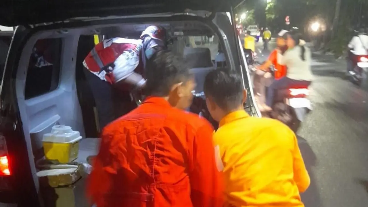 Aris Wahyuwono dibawa ke rumah sakit usai dibacok di kepala dan muka. (Dian Kurniawan/Liputan6.com)