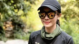 Gaya Ririn Dwi Ariyanti saat berpetualang denga mengenakan pakaian serba hitam ini curi perhatian. Terlebih gayanya saat memakai kacamata dan bertopi ini berhasil menjadi sorotan. Foto ini pun banjir pujian dari netizen. (Liputan6.com/IG/@ririndwiariyanti)