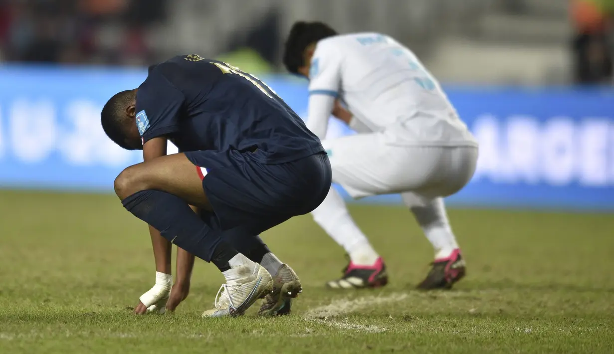 Reaksi kecewa striker Timnas Prancis U-20, Sekou Lega (kiri) dan bek Timnas Honduras U-20, Geremy Rodas setelah berakhirnya laga terakhir Grup F Piala Dunia U-20 2023 di Unico Diego Armando Maradona Stadium, La Plata, Argentina, Senin (29/5/2023) dini hari WIB. Meski menang 3-1, Prancis gagal maju ke babak 16 besar. (AP Photo/Gustavo Garello)