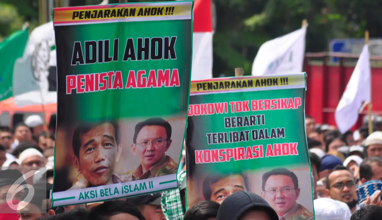 Ribuan orang berunjuk rasa menuntut agar kepolisian serius menyelidiki dugaan penistaan agama dengan terlapor Gubernur DKI Jakarta, Basuki Tjahaja Purnama alias Ahok  di depan Masjid Baiturrahman Semarang, Jumat (4/11). (Liputan6.com/Gholib)