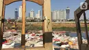 Kondisi Kanal Banjir Barat dengan sampah rumah tangga yang menumpuk di kawasan Tanah Abang, Jakarta, Jumat (4/9/2019). Perilaku buruk warga membuang sampah sembarangan menyebabkan bantaran KBB dipenuhi dengan berbagai jenis sampah hingga menimbulkan bau tak sedap. (Liputan6.com/Immanuel Antonius)