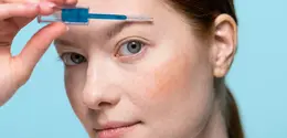 Merawat alis secara rutin dapat membantu menjaga kesehatan rambut alis sekaligus mendukung pertumbuhannya secara optimal. (Foto/dok: Pexels/Ron Lach)