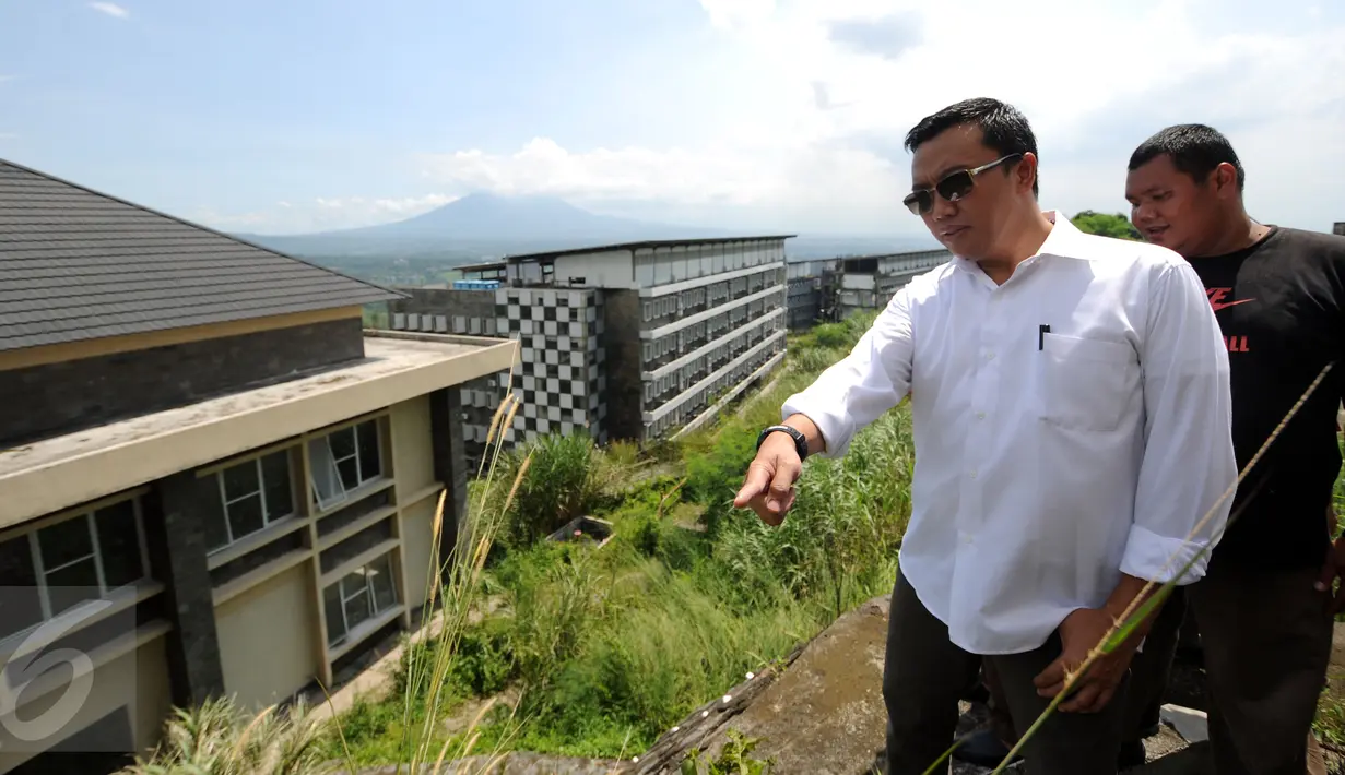Menpora Imam Nahrawi melihat kondisi bangunan Pusat Pendidikan, Pelatihan dan Sekolah Olahraga Nasional di Hambalang, Bogor, Selasa (15/3/2016). Menpora akan mengkaji kemungkinan kelanjutan pembangunan P3SON. (Liputan6.com/Helmi Fithriansyah)