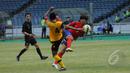 Penyerang Korea Selatan U-23, Kim Hyun (kanan) berebut bola dengan Mohd Asnawi Syazni (Brunei Darussalam) saat laga kualifikasi grup H Piala Asia 2016 di Stadion GBK, Jakarta, (27/3/2015). Korsel unggul 5-0 atas Brunei. (Liputan6.com/Helmi Fithriansyah)
