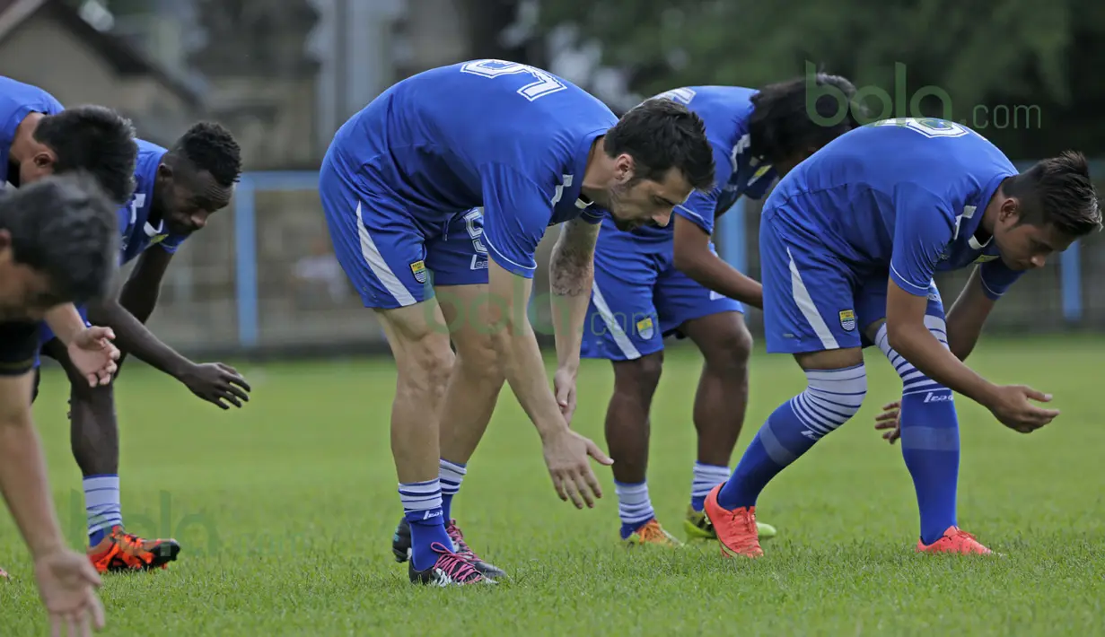 Para pemain Persib Bandung melakukan pemanasan saat latihan sore jelang laga melawan Arema Cronus pada turnamen sepak bola Bali Island 2016 di Stadion Gelora Samudra, Kuta, Bali, Senin (22/2/2016). (Bola.com/Peksi Cahyo)