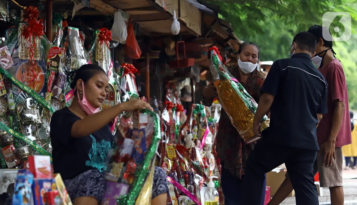 Pedagang parsel melayani pembeli di Barito, Jakarta, Rabu (13/5/2020). Di tengah pandemi virus corona COVID-19, para pedagang mengaku penjualan parsel Lebaran menurun hingga 80 persen dari tahun sebelumnya. (Liputan6.com/Herman Zakharia)