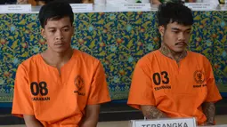 Dua warga Thailand tersangka penyelundup sabu-sabu, Prakob Seetasang (08) dan Adison Phonlamat (03) dalam konferensi pers di Kantor Bea Cukai Ngurah Rai, Denpasar, Senin (27/5/2019). Mereka ditangkap setelah mencoba menyelundupkan 100 butir kapsul sabu dengan cara ditelan. (SONNY TUMBELAKA/AFP)