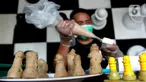 Jodi Purnama melakukan proses penyelesaian pembuatan bakso daging sapi yang berbentuk bidak catur di Bintaro, Senin  (18/11/2019). Jodi meyakini bakso daging sapi berbentuk bidak catur merupakan pertama kali yang ada di Indonesia maupun dunia.  (merdeka.com/Arie Basuki)