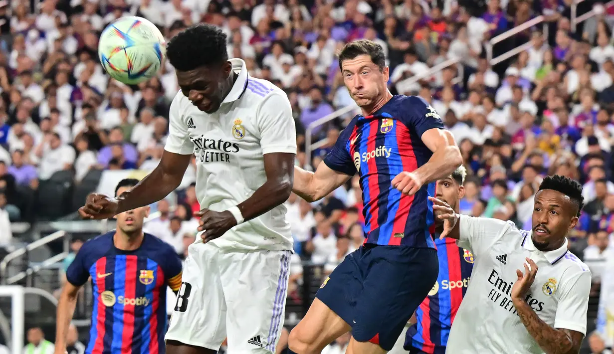 Pemain Real Madrid, Aurelien Tchouameni (kiri) menanduk bola saat pertandingan persahabatan antara Real Madrid melawan Barcelona di Stadion Allegiant, Las Vegas, Amerika Serikat, Minggu (24/07/2022) pagi WIB. (AFP/Frederic J. Brown)