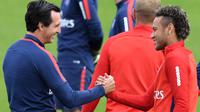 Ekspresi Neymar (kanan) saat bersalaman dengan pelatih PSG, Unai Emery  pada sesi latihan di Camp des Loges, Paris, (11/8/2017). PSG akan mengawali Liga 1 Prancis melawan Guingamp. (AFP/Alain Jocard)