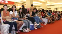 Sejumlah peserta audisi tampak menunggu giliran interview ajang pencarian bakat Miss Celebrity (Micel) 2015 yang digelar di Mall Kota Kasablanka, Jakarta, Sabtu (10/10). Audisi Micel 2015 digelar di tujuh kota di Indonesia. (Liputan6.com/Herman Zakharia)
