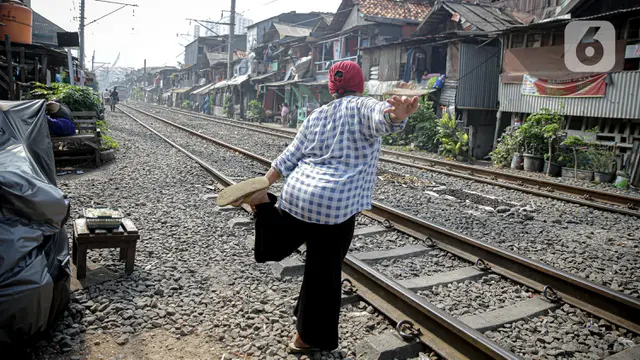 Warga Berjemur di Rel Kereta Api