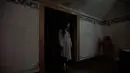 Aktor berperan menjadi hantu saat teatrikal Casa Assombrada di Quinta Nova da Assuncao, Belas, Portugal (13/5). Rumah hantu ini menampilkan penampakan hantu serta jeritan misteri yang dapat menggetarkan nyali pengunjung. (REUTERS/Rafael Marchante)