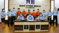 Sejumlah imigran di Pekanbaru, dua di antaranya WNA Pakistan dideportasi karena langgar keimigrasian. (Liputan6.com/M Syukur)