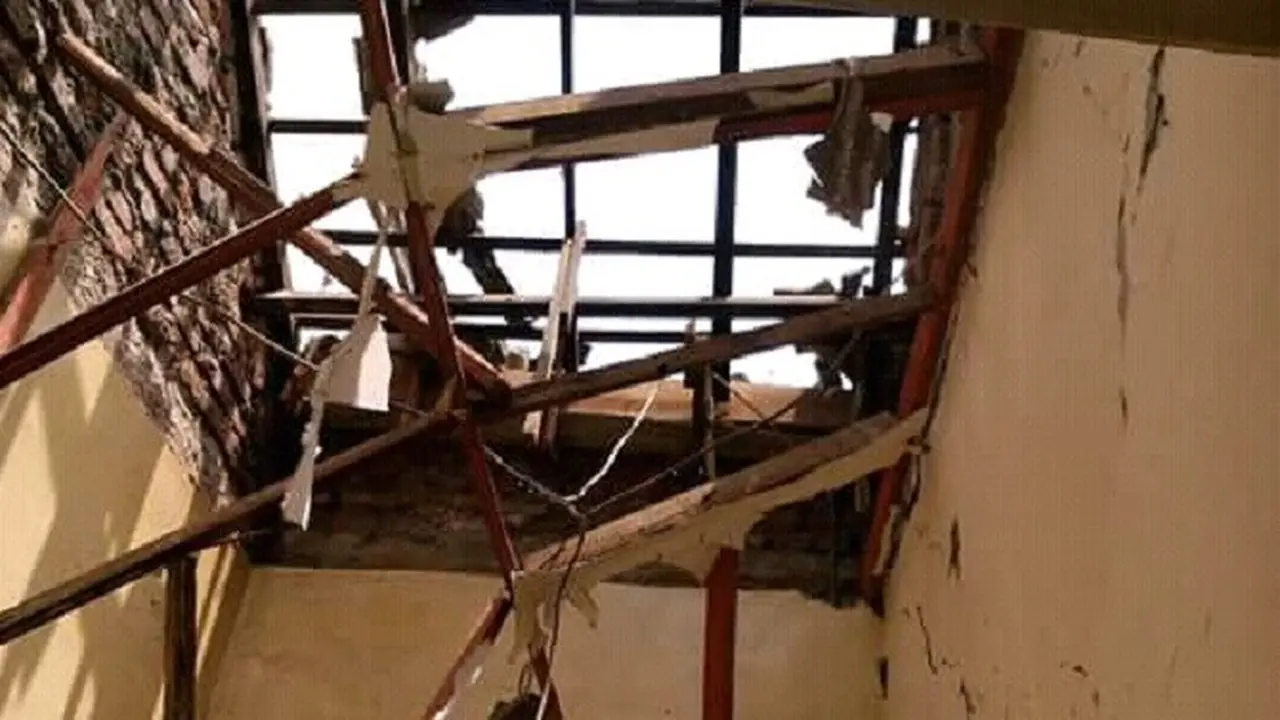Ledakan seperti bom di Mojokerto rusak 4 rumah.
