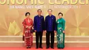 Presiden RI Joko Widodo (kedua kiri) dan istri Iriana Jokowi (kiri) berpose dengan Presiden Vietnam Tran Dai Quang dan istri saat menghadiri pertemuan para pemimpin konferensi Ekonomi Asia Pasifik (APEC) di kota Danang, Vietnam, (10/11). (AFP PHOTO / STR)
