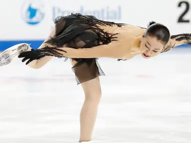 Pemain ice skating, Mao Asada beraksi meluncur dengan satu kaki pada figure skating  dalam perlombaan Skate America 2016 di Sears Center Arena, Chicago, AS (21/10)