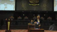 Hakim Konstitusi, Maria Farida Indrati saat memasukkan kertas suara ke dalam kotak suara pemilihan Ketua dan Wakil Ketua MK di Gedung MK, Jakarta, Senin (12/1/2015). (Liputan6.com/Herman zakharia)
