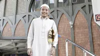 Evan Dimas mengenakan baju koko putih saat melaksanakan salat Jumat di  Masjid Islamic Center Valdesam, Bangkok, Jumat (16/11/2018). (Bola.com/Muhammad Iqbal Ichsan)
