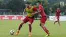 Pemain Persija, Marko Simic (kiri) berebut bola saat latihan di Lapangan Sutasoma, Halim Perdanakusuma, Jakarta, Selasa (20/3). Latihan ini persiapan menghadapi Bhayangkara FC di laga pembuka Liga 1 Indonesia 2018. (Liputan6.com/Helmi Fithriansyah)