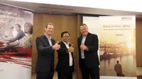 (kanan) Vice President IoT Product Marketing John Magee, Managing Director Hitachi Vantara Indonesia Robert Kayatoe, dan CTO Hitachi Vantara Kawasan Asia Pasifik Russell Skingsley di Jakarta, Selasa (30/1/2018). Liputan6.com/ Agustin Setyo Wardani