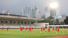Para pemain Timnas Indonesia menggelar sesi latihan resmi jelang melawan Saint Kitts and Nevis pada laga perdana FIFA Series 2026 di Stadion Madya, Kompleks Gelora Bung Karno, Jakarta, Kamis (26/3/2026). (Bola.com/M Iqbal Ichsan)