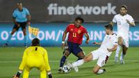 Penyerang Spanyol, Adama Traore, berusaha melewati pemain Swiss pada laga UEFA Nations League di Stadion Alfredo di Stefano, Minggu (11/10/2020). Spanyol menang dengan skor 1-0. (AP Photo/Manu Fernandez)