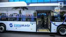 Bus listrik Transjakarta jelang uji coba di Kantor Pusat Transjakarta, Senin (6/7/2020). PT Transportasi Jakarta (Transjakarta) melakukan uji coba bus listrik rute Balai Kota - Blok M dengan mengangkut pelanggan selama tiga bulan ke depan mulai Senin (6/7). (Liputan6.com/Faizal Fanani)