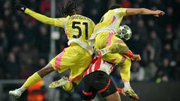 Sejumlah pemain PSV dan Juventus berebut bola dalam laga leg 2 babak play off Liga Champions 2024/2025 di Philips Stadion, Eindhoven, Belanda, Rabu (19/02/2025) waktu setempat. (AFP/Nicolas Tucat)
