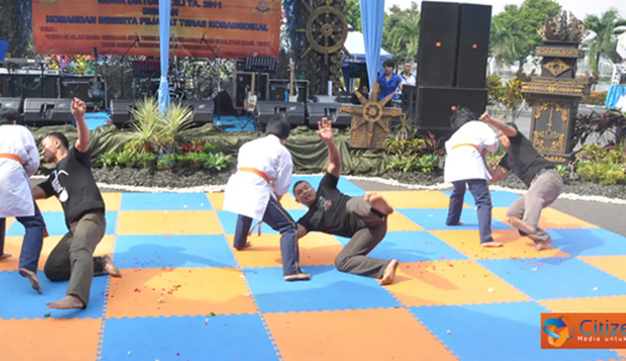 Citizen6, Surabaya: Acara yang di dahului dengan senam aerobic dan jalan sehat tersebut, banyak menampilkan berbagai atraksi menarik dan menghibur antara lainsuguhan olahraga beladiri dengan tangan kosong, dan menggunakan senjata. (Pengirim: Penkobangdik