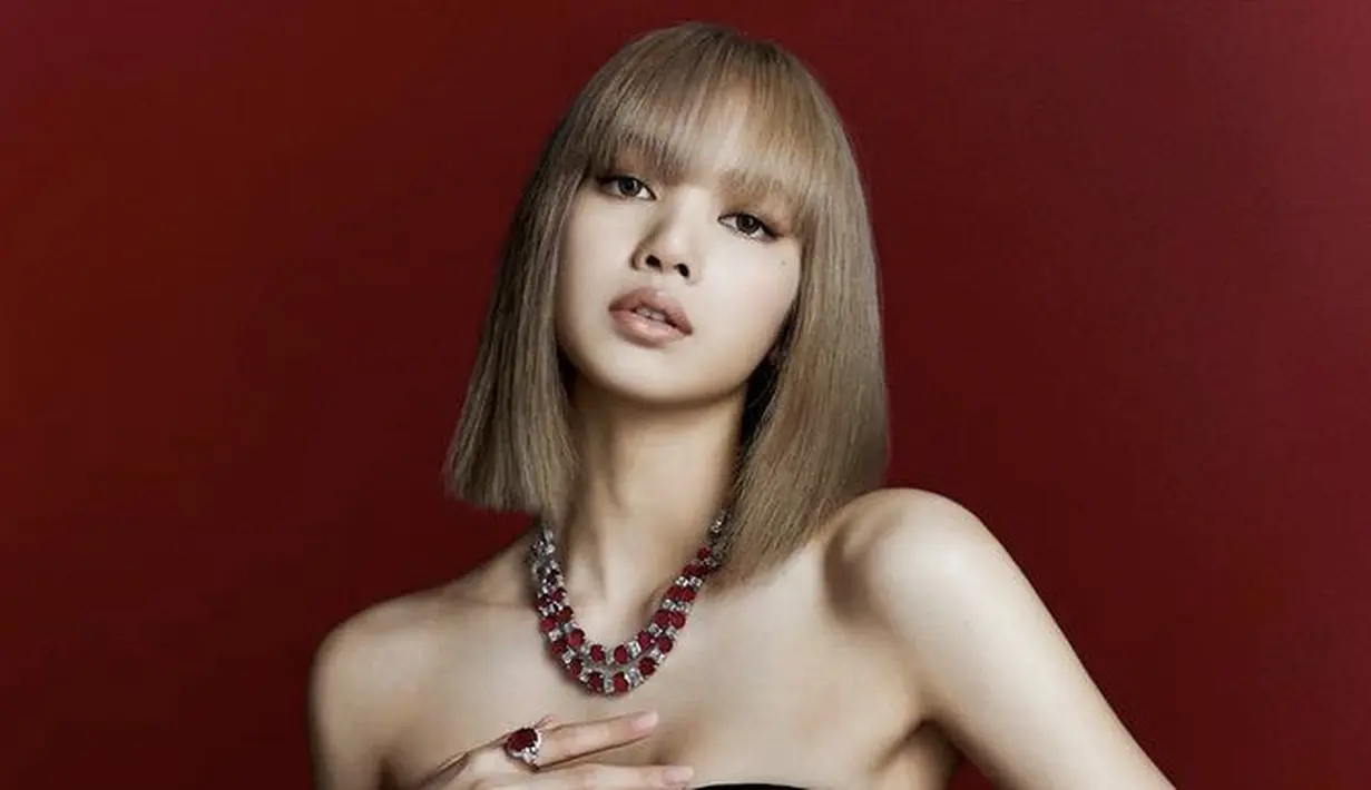 Rambut pendek sebahu diwarnai blonde dibiarkan lurus oleh Lisa. Dan konsisten menggunakan poni depan yang rata. Instagtam @lalalalisa_m