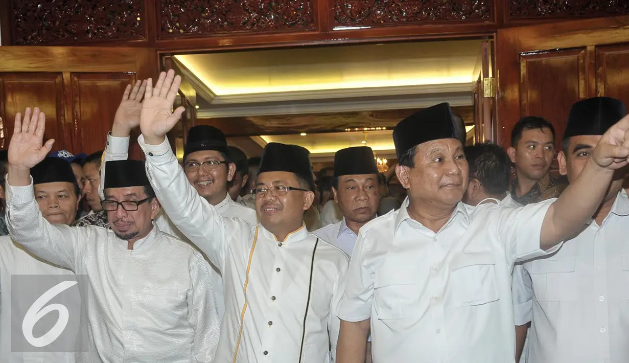 Ki-ka: Ketua Majelis Syuro DPP PKS Salim Assegaf Al Jufri, Presiden PKS Sohibul Iman, Ketua Umum Gerindra, Prabowo Subianto saat deklarasi Anies dan Sandiaga sebagai Cagub dan Cawagub DKI Jakarta 2017 di Jakarta, Jumat (23/9).  (Liputan6.com/Yoppy Renato)