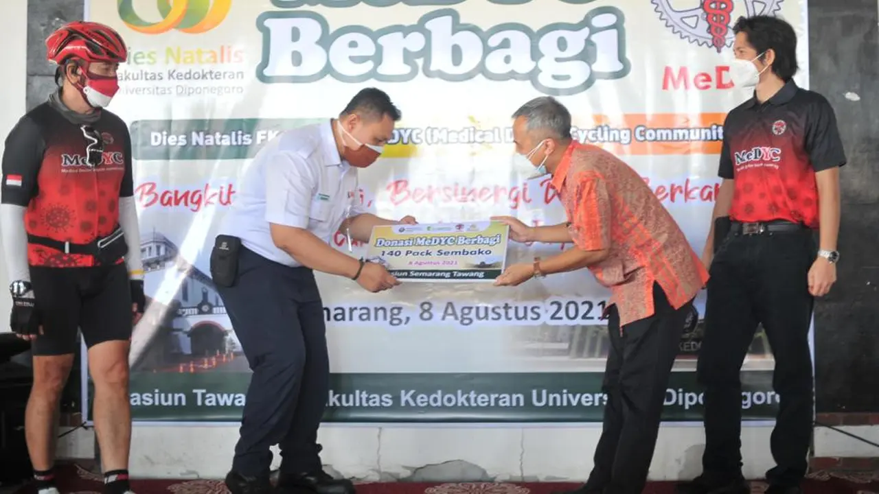 Fakultas Kedokteran Undip Semarang dan MeDYC (Medical Doctor Cycling Community) bersinergi menggelar kegiatan sosial kepada korban terdampak Covid-19.
