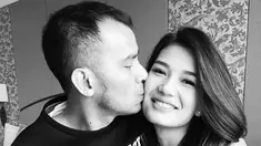 Judika Nalon Abadi Sihotang atau akrab disapa Judika menikah dengan Duma Riris pada 31 Agustus 2013 setelah berpacaran selama lima setengah tahun tanpa restu orang tua Duma. (Liputan6.com/IG/@duma_riris)