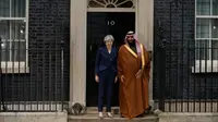 PM Inggris Theresa May dan Putra Mahkota Arab Saudi, Pangeran Mohammed bin Salman menemui awak media saat menyambut kunjungannya di 10 Downing Street, London, Rabu (7/3). Putra Mahkota Saudi memulai kunjungan resmi tiga hari ke Inggris (AP/Alastair Grant)