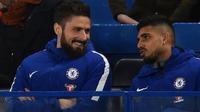 Olivier Giroud (kiri) asik berbincang dengan rekannya saat laga Chelsea melawan Bournemouth  pada pekan ke-25 Premier League di Stamford Bridge, London (31/1/2018). Giroud direkrut Chelsea dengan mahar 18 juta pounds.  (AFP/Glyn Kirk)