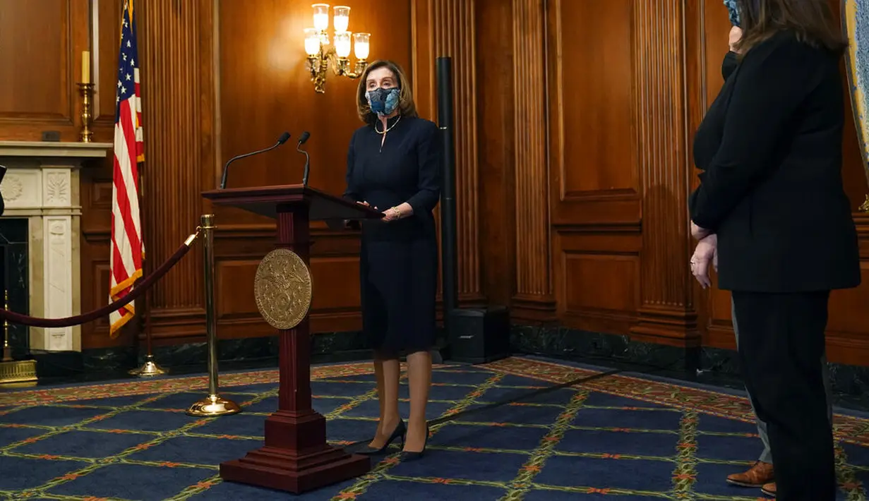 Ketua DPR Nancy Pelosi berbicara sebelum menandatangani artikel pemakzulan Presiden Donald Trump di Capitol Hill, Washington, Amerika Serikat, Rabu (13/1/2021). Trump dianggap bersalah atas kerusuhan di Capitol Hill pada 6 Januari 2021. (AP Photo/Alex Brandon)