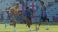 Pemain Inggris, Jude Bellingham (tengah) dan Ben White saat sesi latihan Timnas Inggris untuk Piala Dunia 2022 yang berlangsung di Al Wakrah Sports Complex, Qatar, Kamis (24/11/2022). (Bola.com/Ade Yusuf Satria)