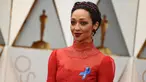 Aktris Ruth Negga menghadiri ajang penghargaan bergengsi Piala Oscar 2017 di Los Angeles, Minggu (26/2). Nominator untuk kategori Aktris Terbaik itu mencuri perhatian publik dengan mengenakan pita berwarna biru. (Photo by Jordan Strauss/Invision/AP)