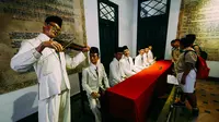 Sejumlah pelajar melihat biola milik WR. Supratman saat menciptakan lagu Indonesia Raya yang juga dikumandangkan saat kongres Sumpah Pemuda, Jakarta, Rabu (29/10/2014). (Liputan6.com/Faizal Fanani)