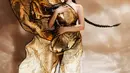 Di salah satu foto, Jedar jadikan sayap kirinya yang membalut mini dress emasnya [@inijedar]