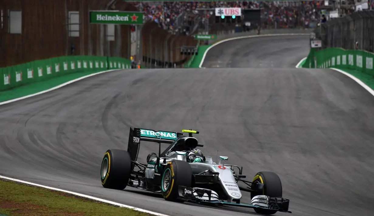 Pebalap Mercedes, Lewis Hamilton, merebut pole position setelah menjadi yang tercepat pada sesi kualifikasi F1 GP Brasil di Sirkuit Interlagos, Sabtu (12/11/2016). (AFP/Nelson Almeida)
