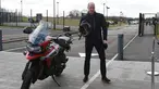 Pangeran William berdiri di samping motor Triumph dalam kunjungannya ke pabrik Triumph Motorcycles di Hinckley, Inggris, Selasa (20/2). Dalam kunjungannya itu, Pangeran William sempat menjajal motor Triumph Tiger 1200 terbaru. (Ian Vogler/Pool via AP)