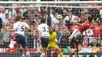 Penyerang Mancheste United, Alexis Sanchez berusaha menyundul bola saat bertanding melawan Tottenham Hotspur pada semifinal Piala FA di stadion Wembley di London, (21/4). MU menang 2-1 atas Tottenham. (AFP Photo/Ben Stansall)